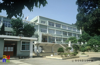 울릉국민학교