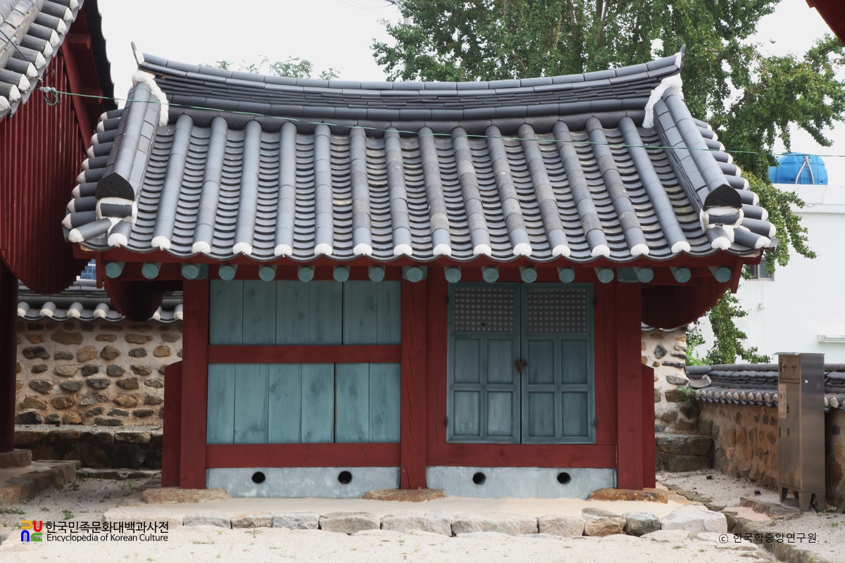 거제향교 중 동무 좌측 건물 정면