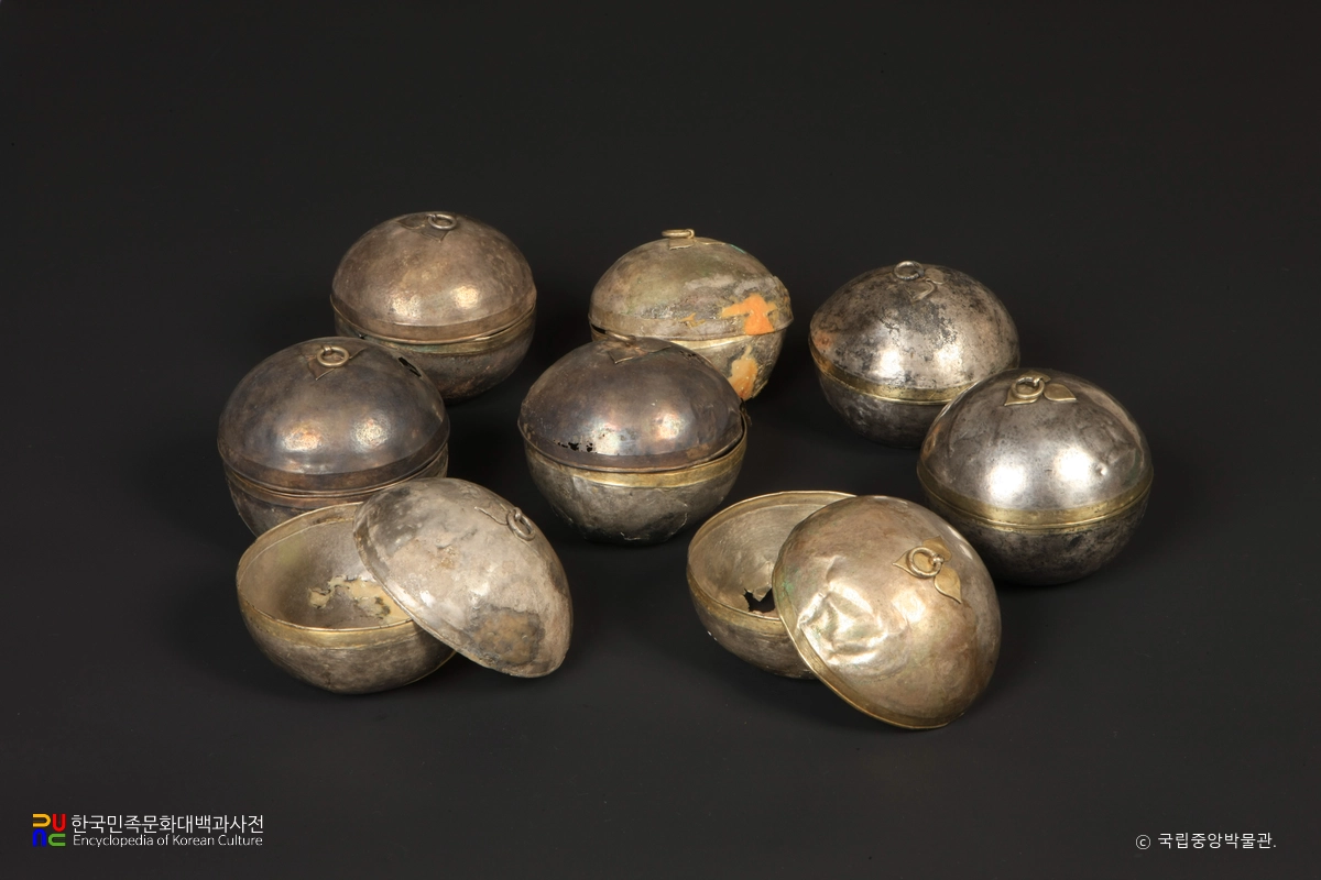 황남대총 북분 출토 금은제 그릇