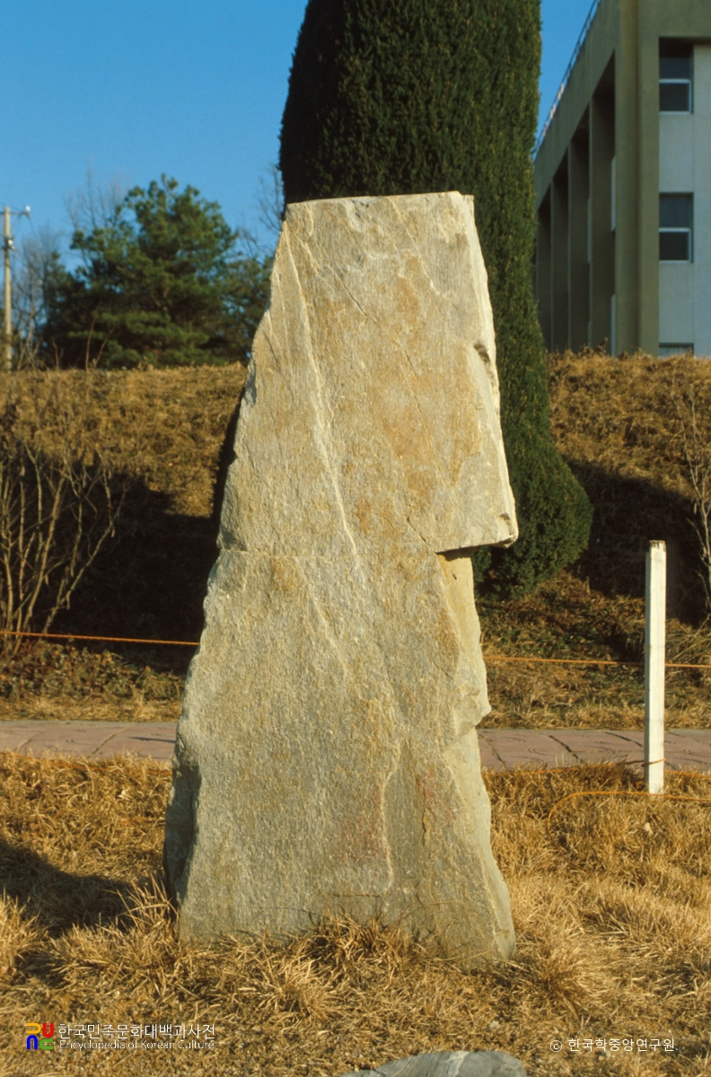 제천 황석리 유적 선돌 정면
