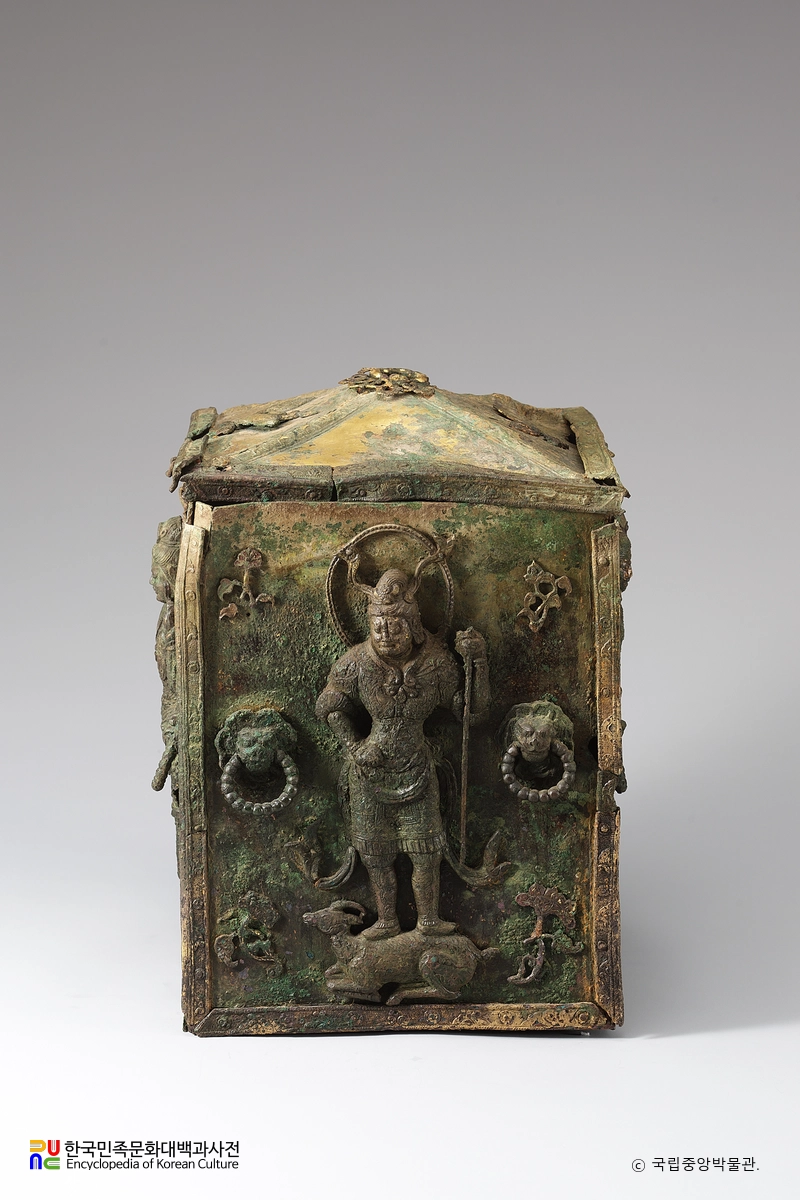 감은사지 서삼층석탑 사리장엄구 중 금동사리외함 사천왕상(동)