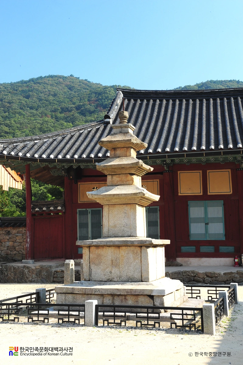 순천 선암사 동 삼층석탑 정면