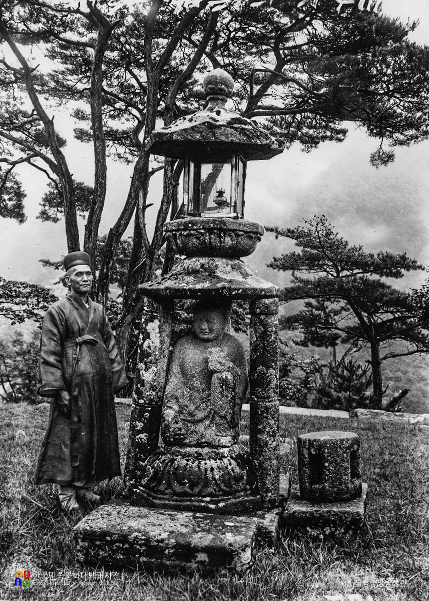 구례 화엄사 사사자 삼층석탑 앞 석등 정면