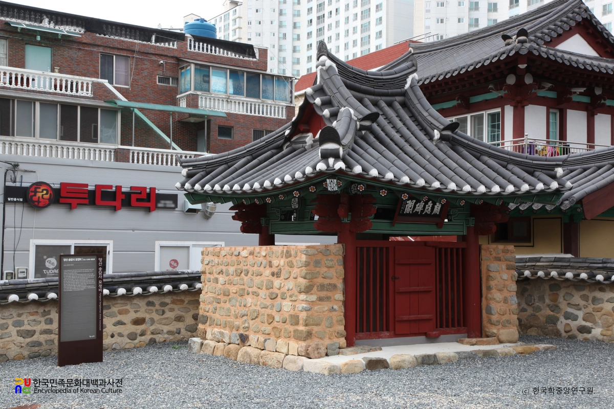 양산 가촌리 송담사 묘정비각 정측면