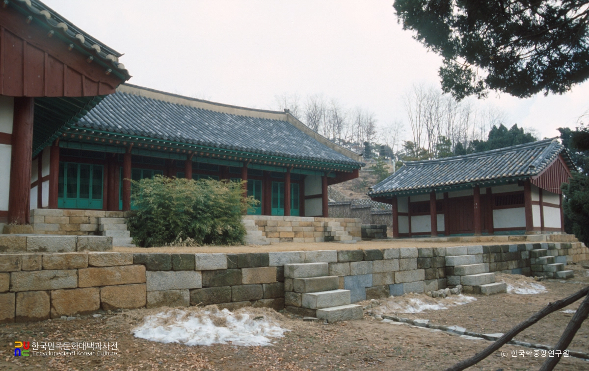수원향교 대성전 정측면