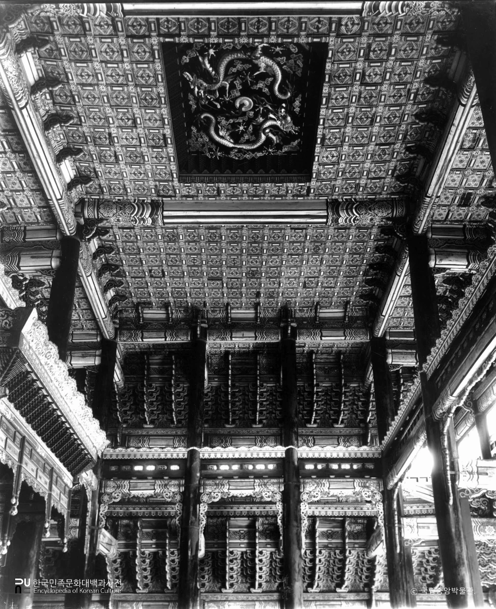 서울 경복궁 근정전 천장과 상부 가구