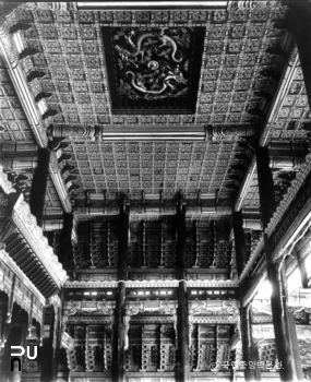 서울 경복궁 근정전 천장과 상부 가구