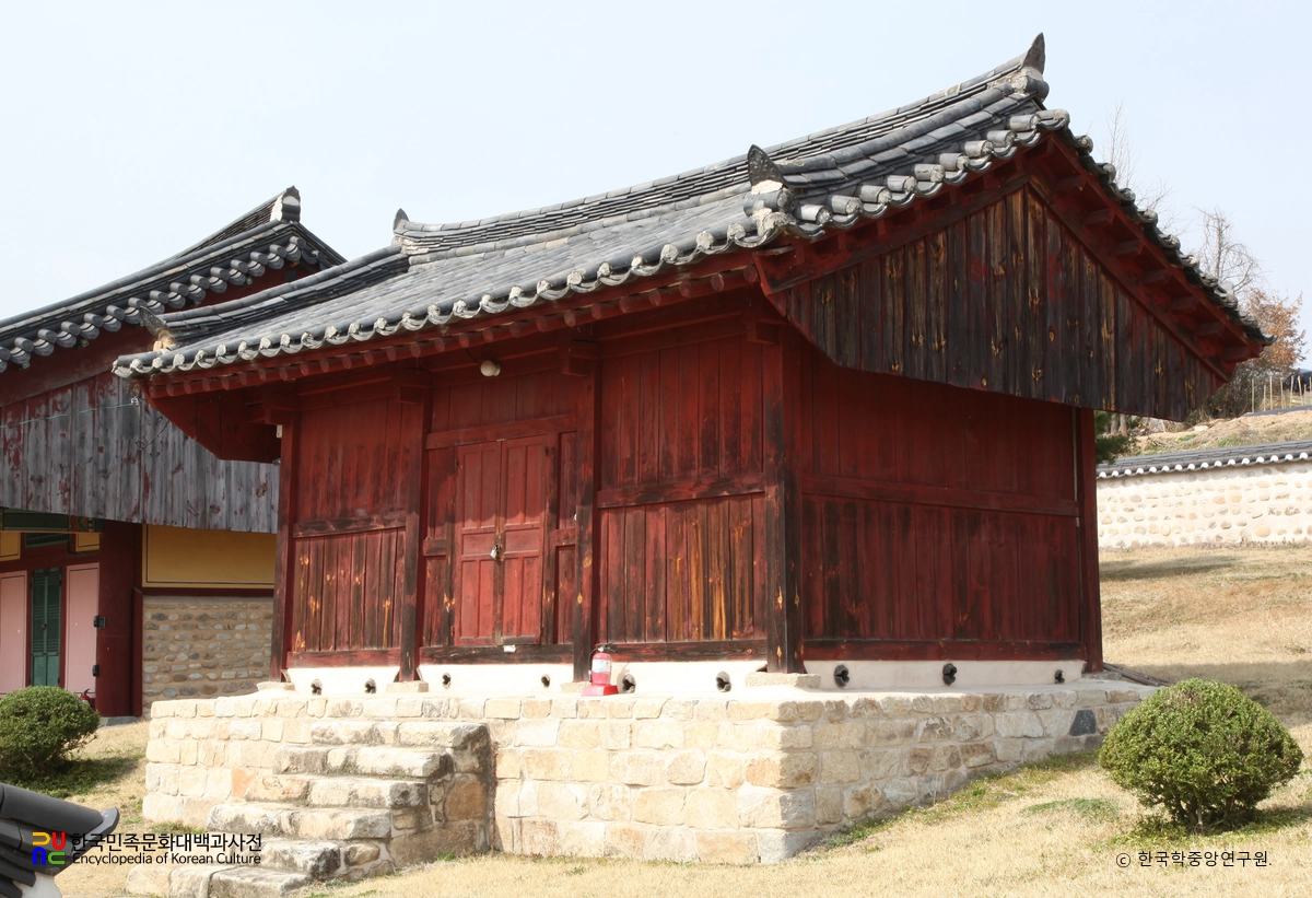 거창향교 중 제기고 정측면