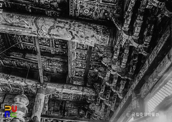 구례 화엄사 대웅전 내부 천장