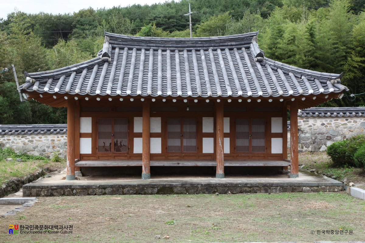 경남 고성 도산서원 중 홍학재 정면