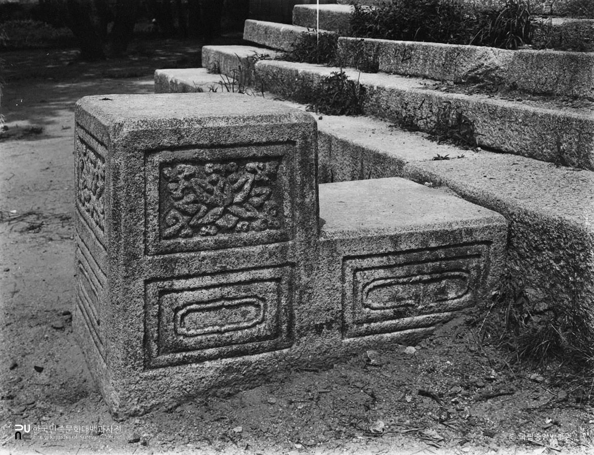 서울 경복궁 중 융문당 계단 앞 노둣돌 좌측면