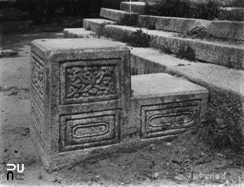 서울 경복궁 중 융문당 계단 앞 노둣돌 좌측면