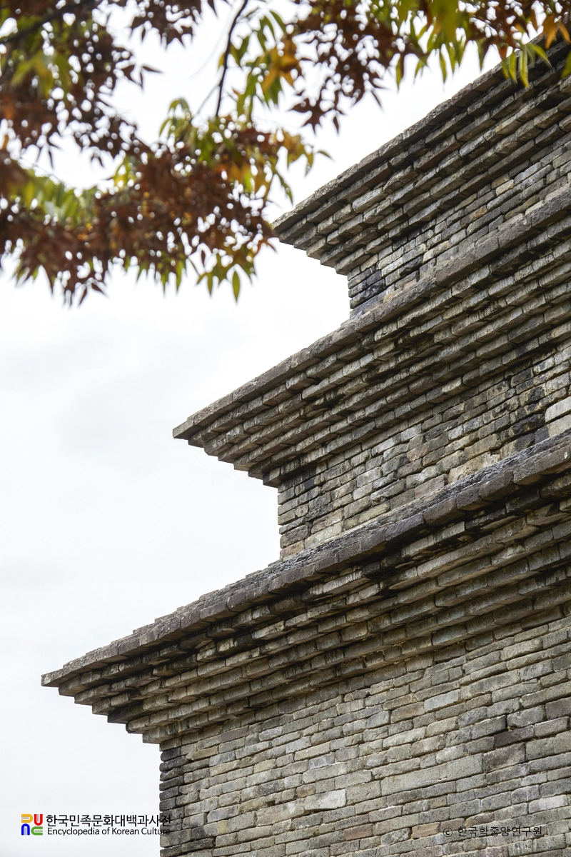 경주 분황사 모전석탑 기단부와 탑신부 측면