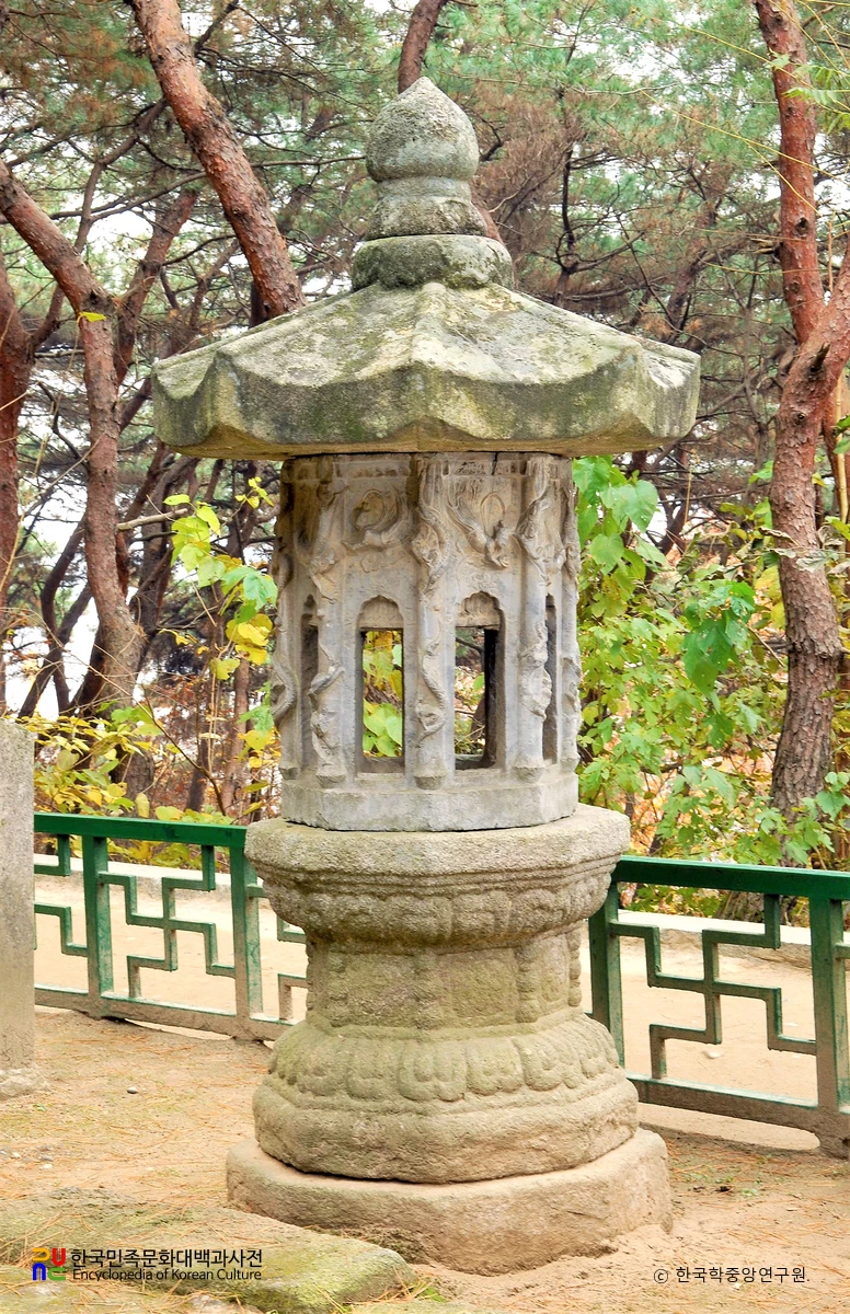 여주 신륵사 보제존자석종 앞 석등