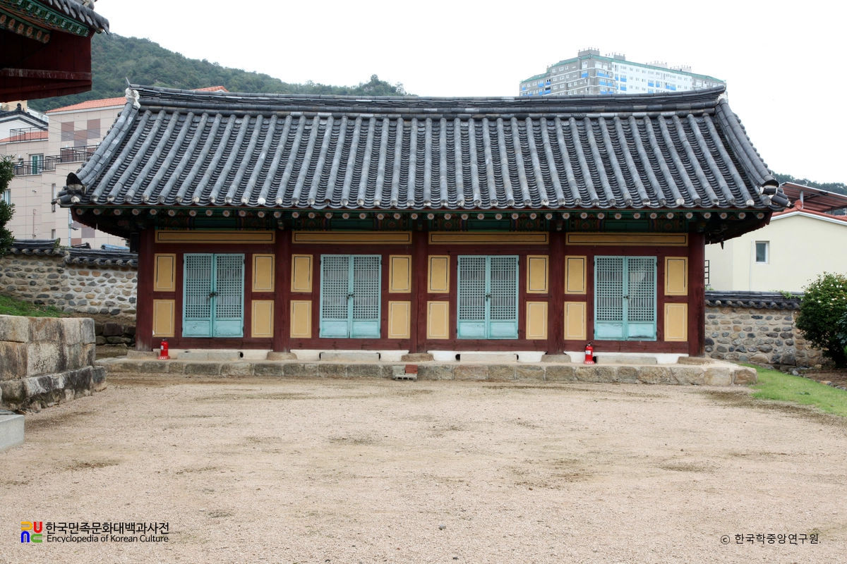 김해향교 동무 정면
