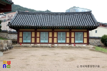 김해향교 동무 정면