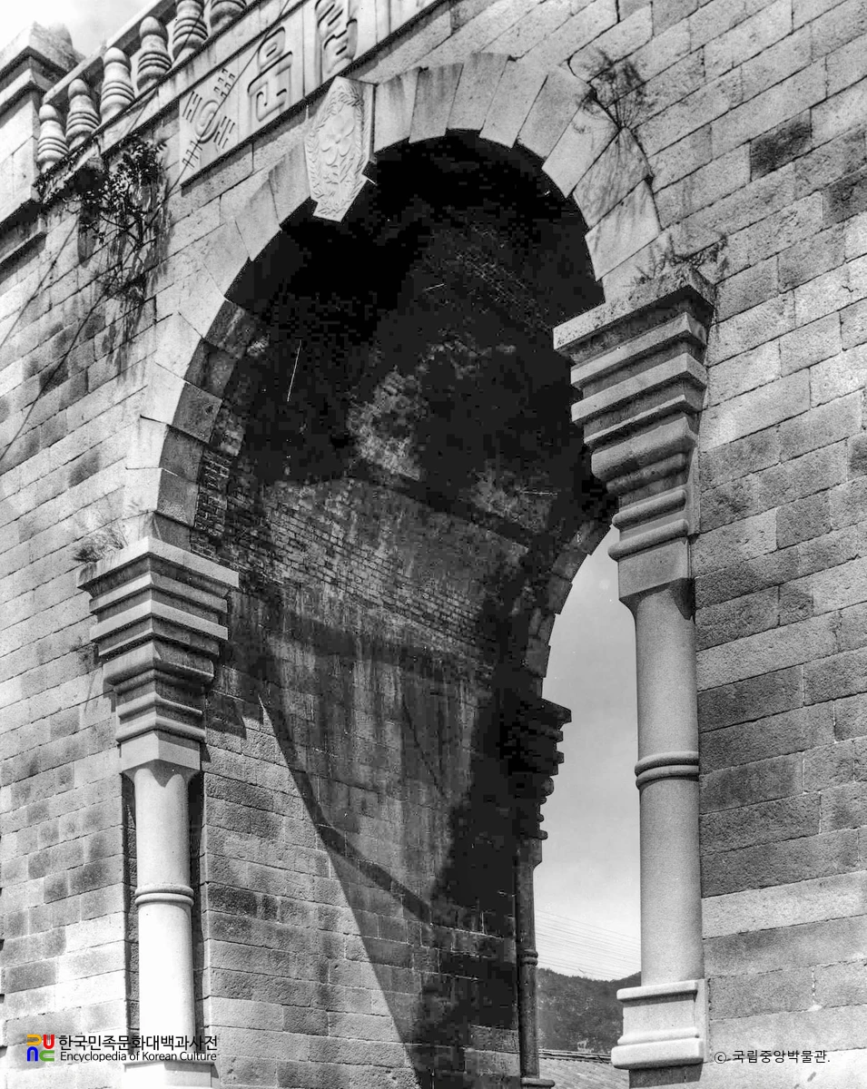 서울 독립문 내부