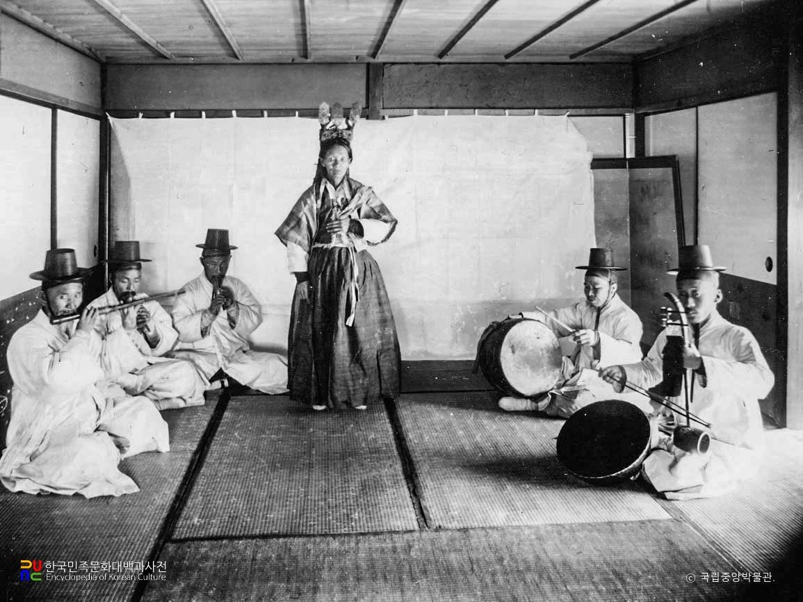 경남 진주 굿과 무녀