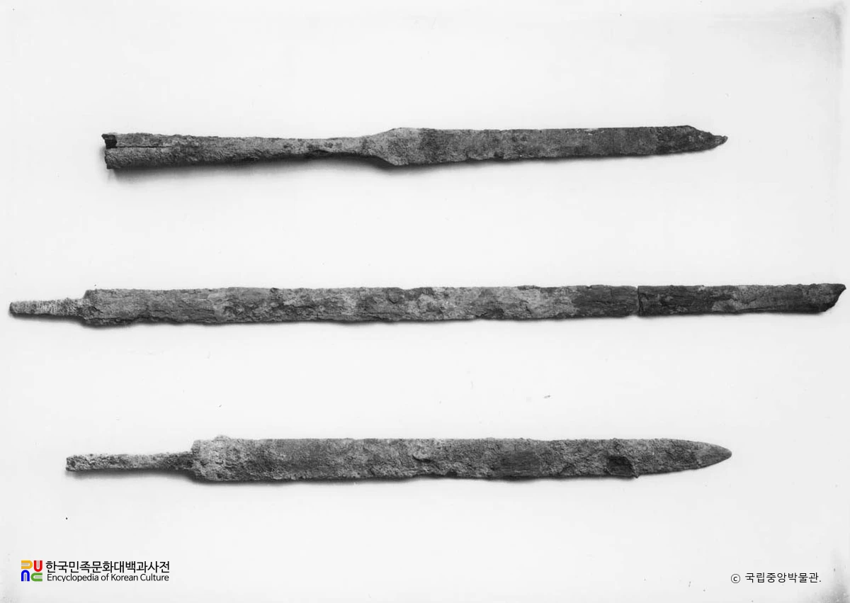 평안남도 대동군 상리 철도용지 고분 철모와 철검