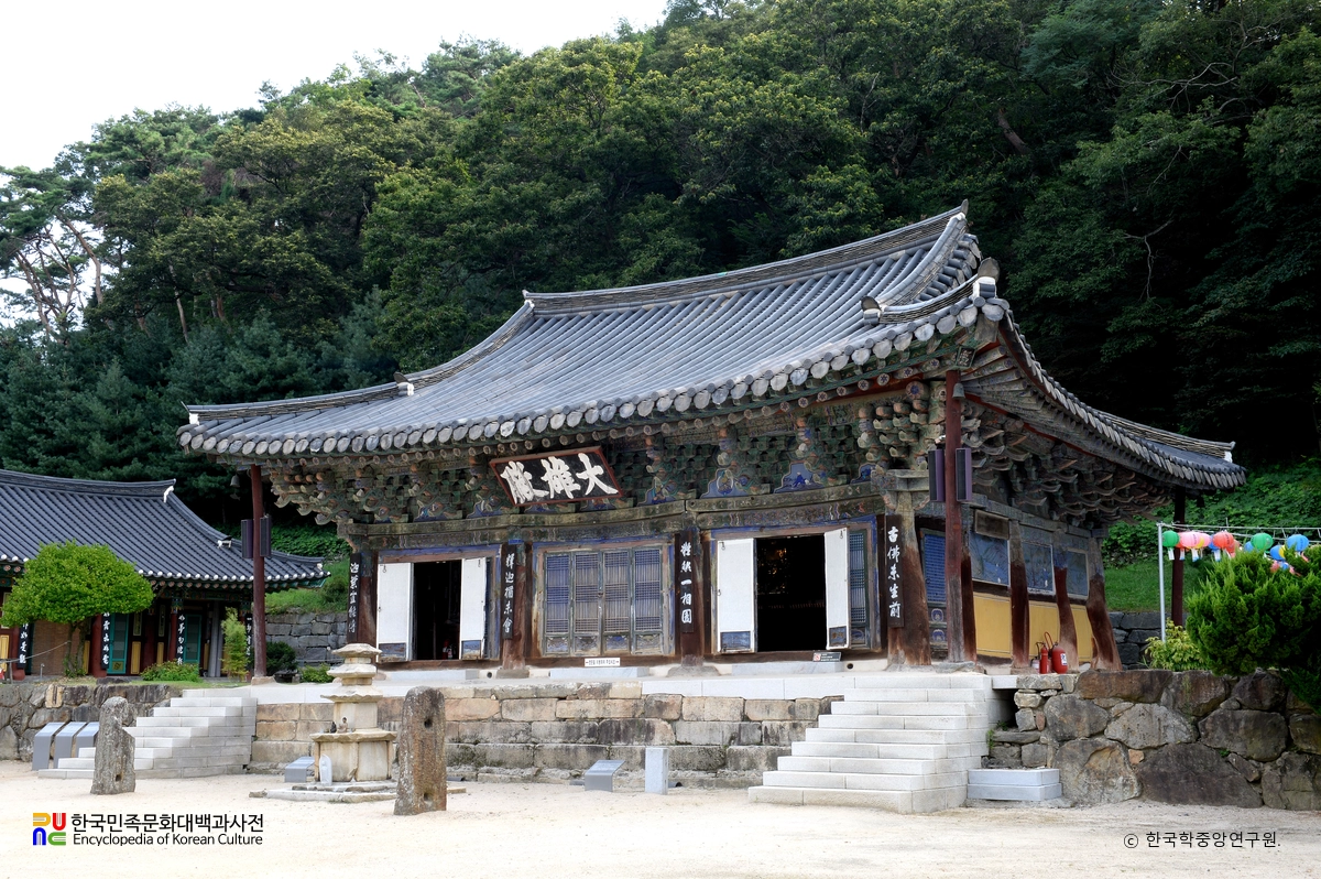 안성 청룡사 대웅전 정측면