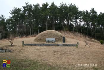 진도 전 왕온의 묘 정면