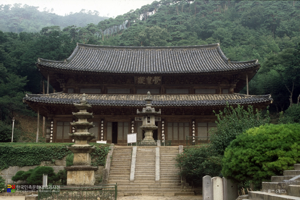 구례 화엄사 각황전과 앞 석등 정면