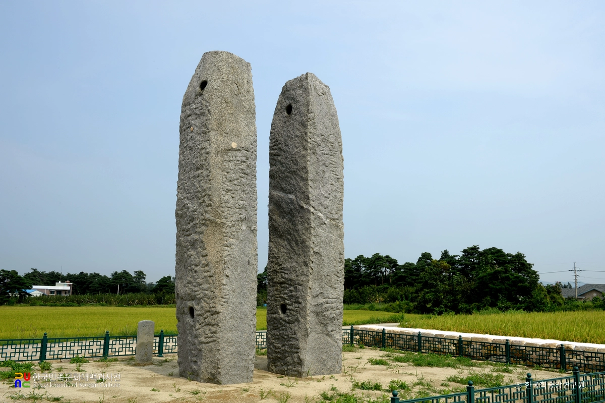 강릉 굴산사지 당간지주 후측면