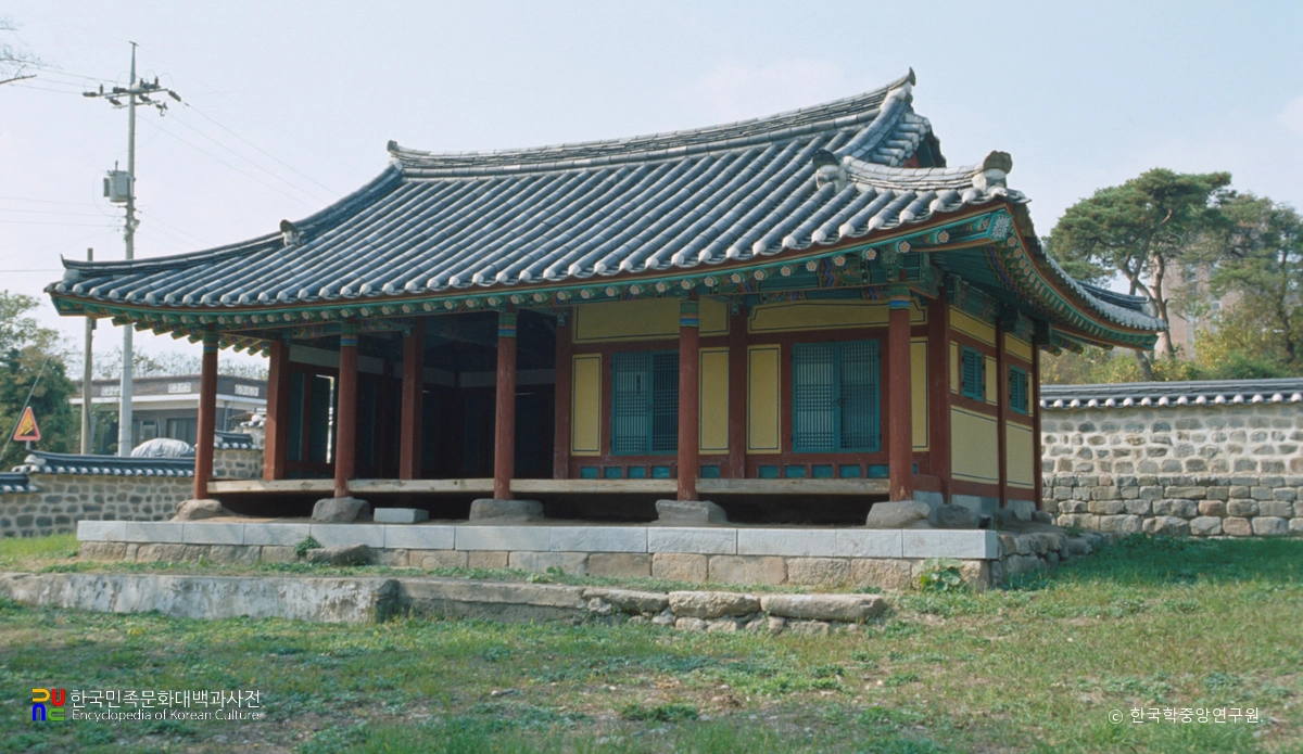 부여 석성동헌 정측면