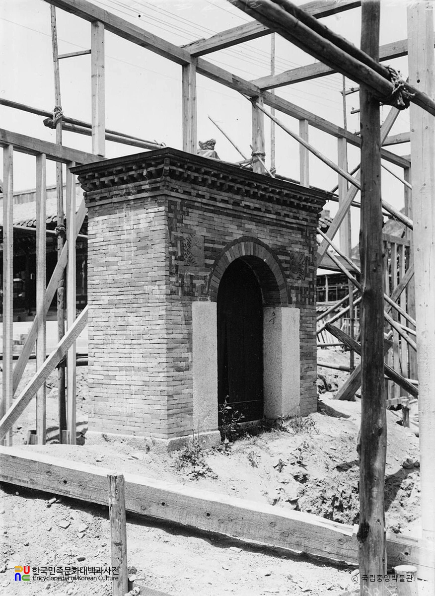 서울 경복궁 중 영추문 소문 정측면