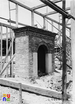 서울 경복궁 중 영추문 소문 정측면