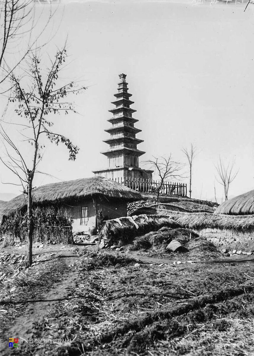 충주 탑평리 칠층석탑 동남면