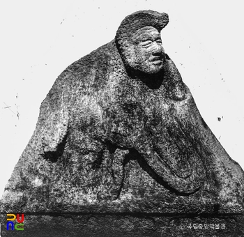 경주 석굴암 석굴 중 감실의 유마시드 슬롯상