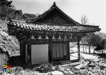 춘천 청평사 극락보전 측면
