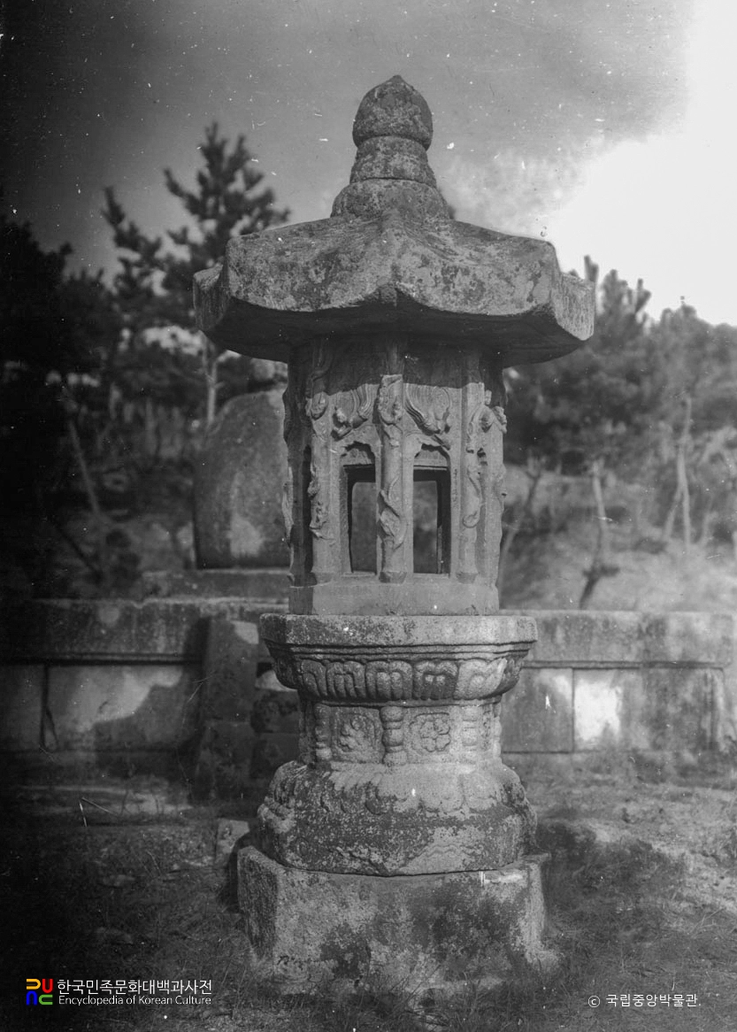 여주 신륵사 보제존자석종 앞 석등