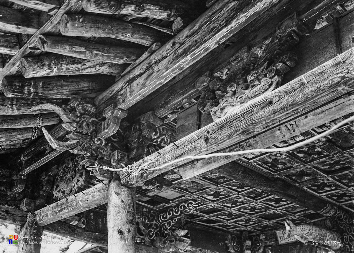 성천 정진사 향풍루 처마와 천장