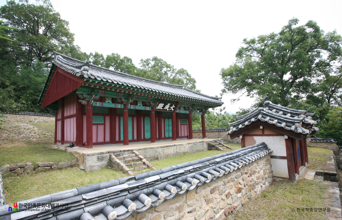 구미 선산향교 중 대성전과 내삼문 우측면
