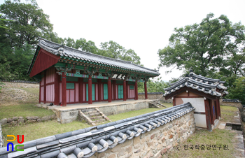 구미 선산향교 중 대성전과 내삼문 우측면