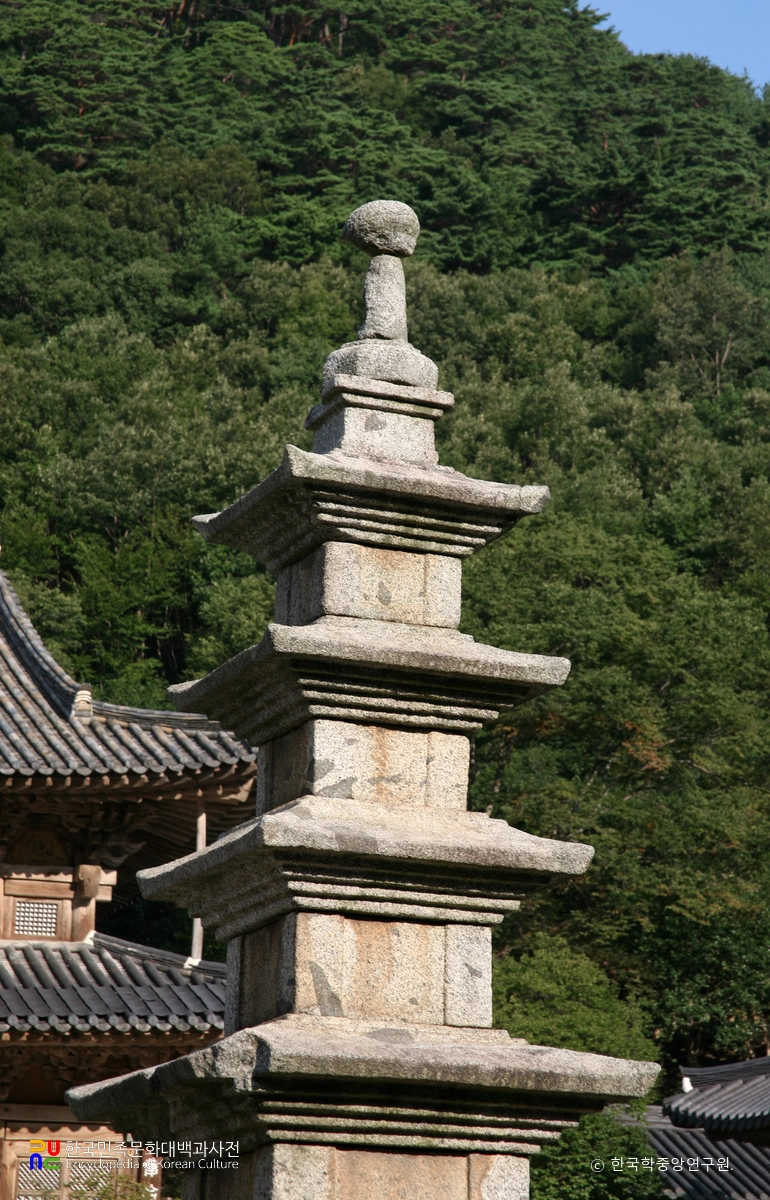 구례 화엄사 동오층석탑 중 탑신과 상륜부 정측면