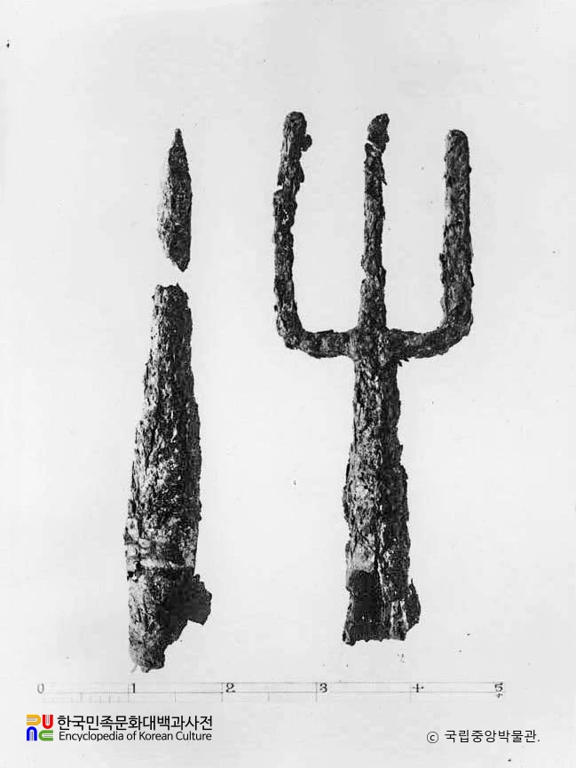 전남 나주 신촌리 9호분 을관 출토 철제삼지창