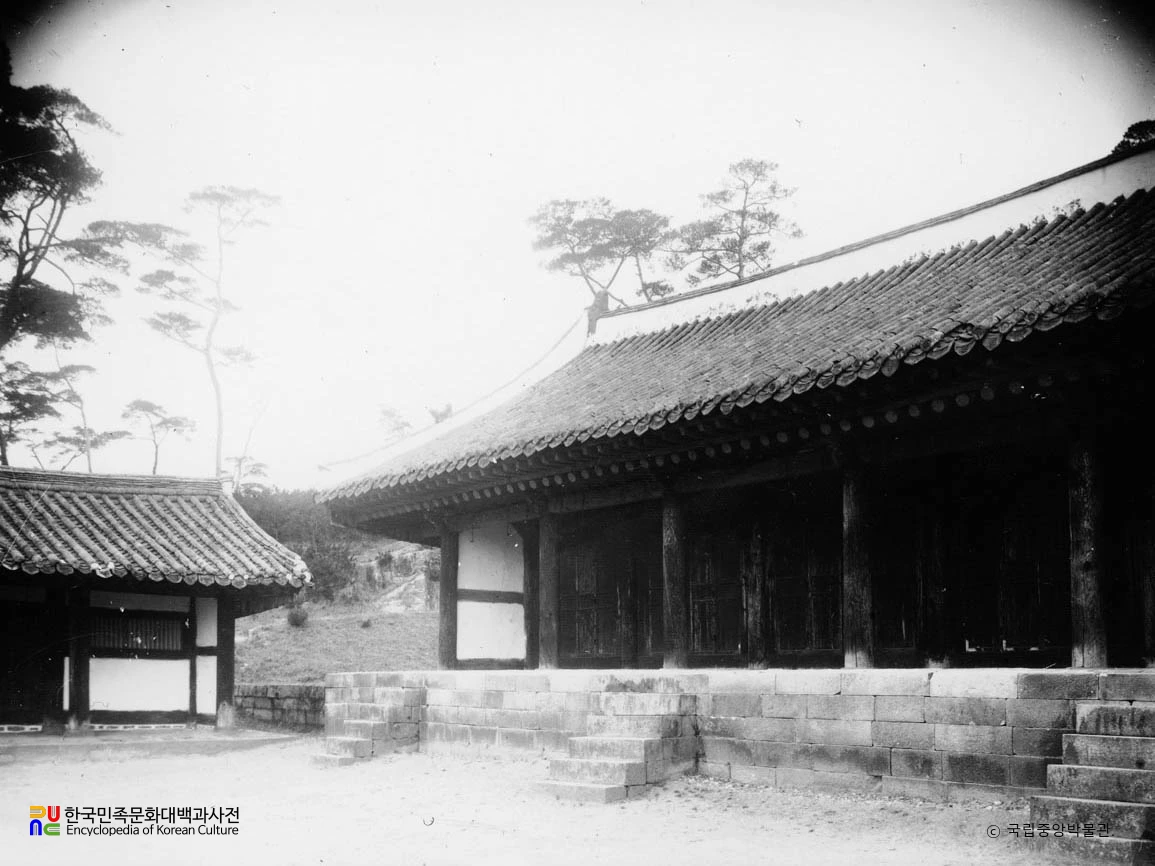 안주향교 대성전과 서쪽 건물