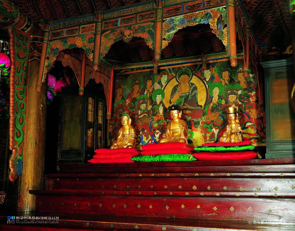 서울 안양암 대웅전 아미타삼존상