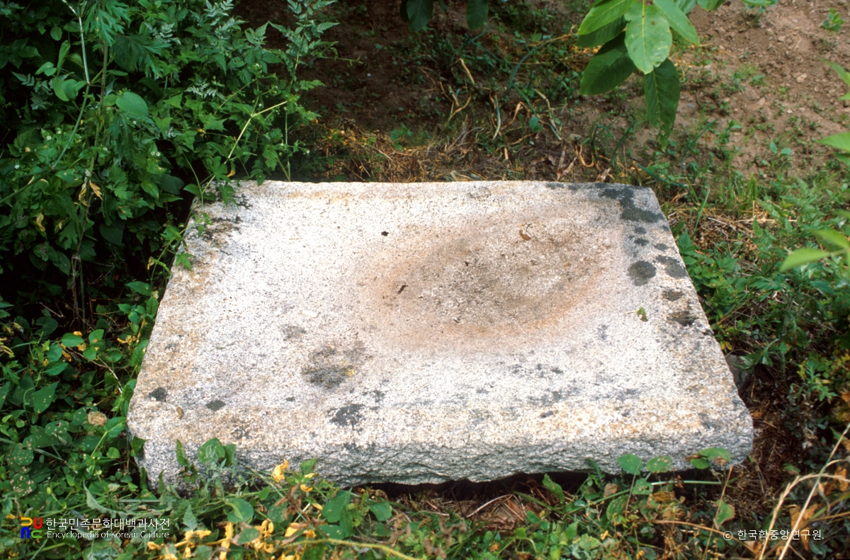 영동 건천사지 중 주춧돌