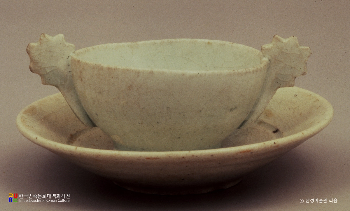 진양군 영인정씨 묘 출토유물 / 백자 잔과 받침