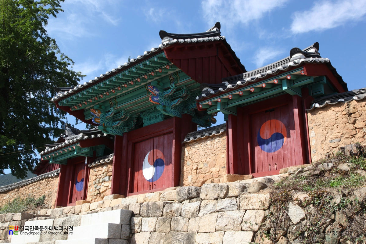 창원 창원향교 중 내삼문 우측면