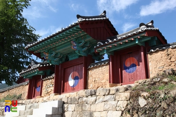 창원 창원향교 중 내삼문 우측면