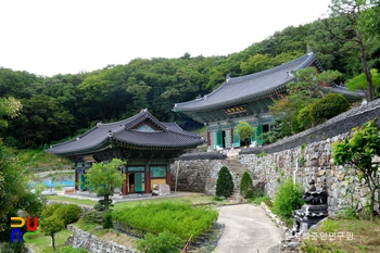 경기도 광주 망월사지에 복원된 망월사 중 대웅전 일원