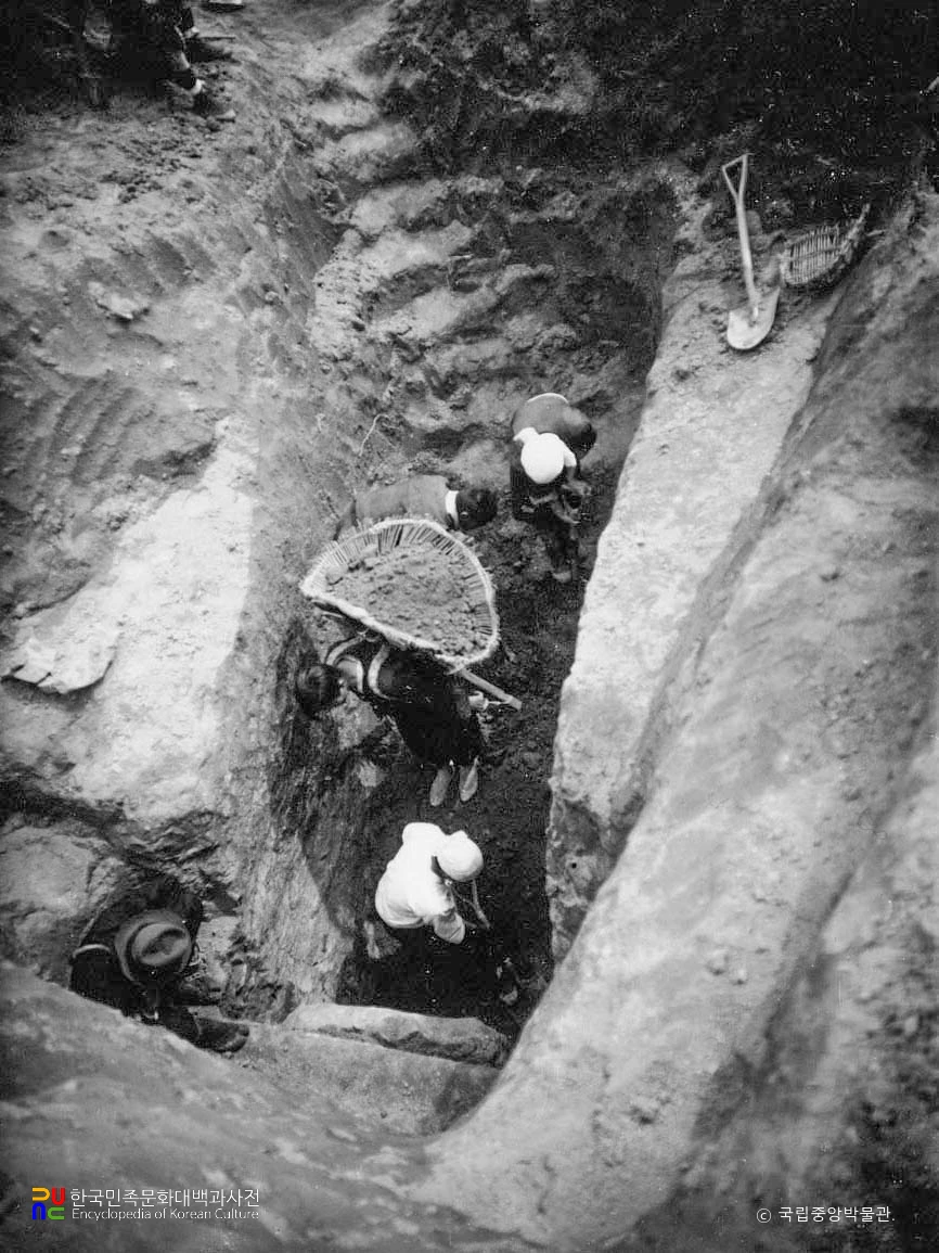 부여 능산리 1호분 발굴 모습