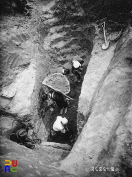 부여 능산리 1호분 발굴 모습