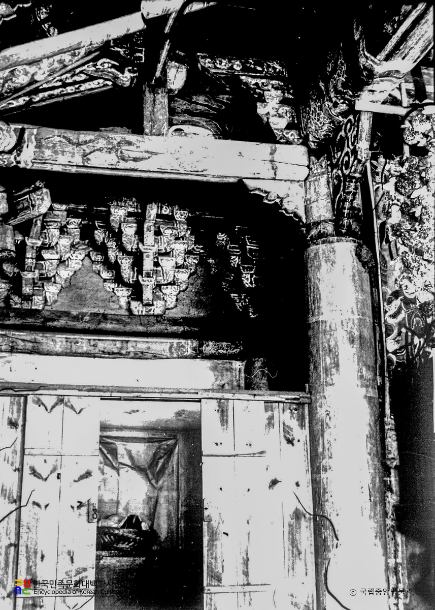 정주 심원사 대웅전 내부