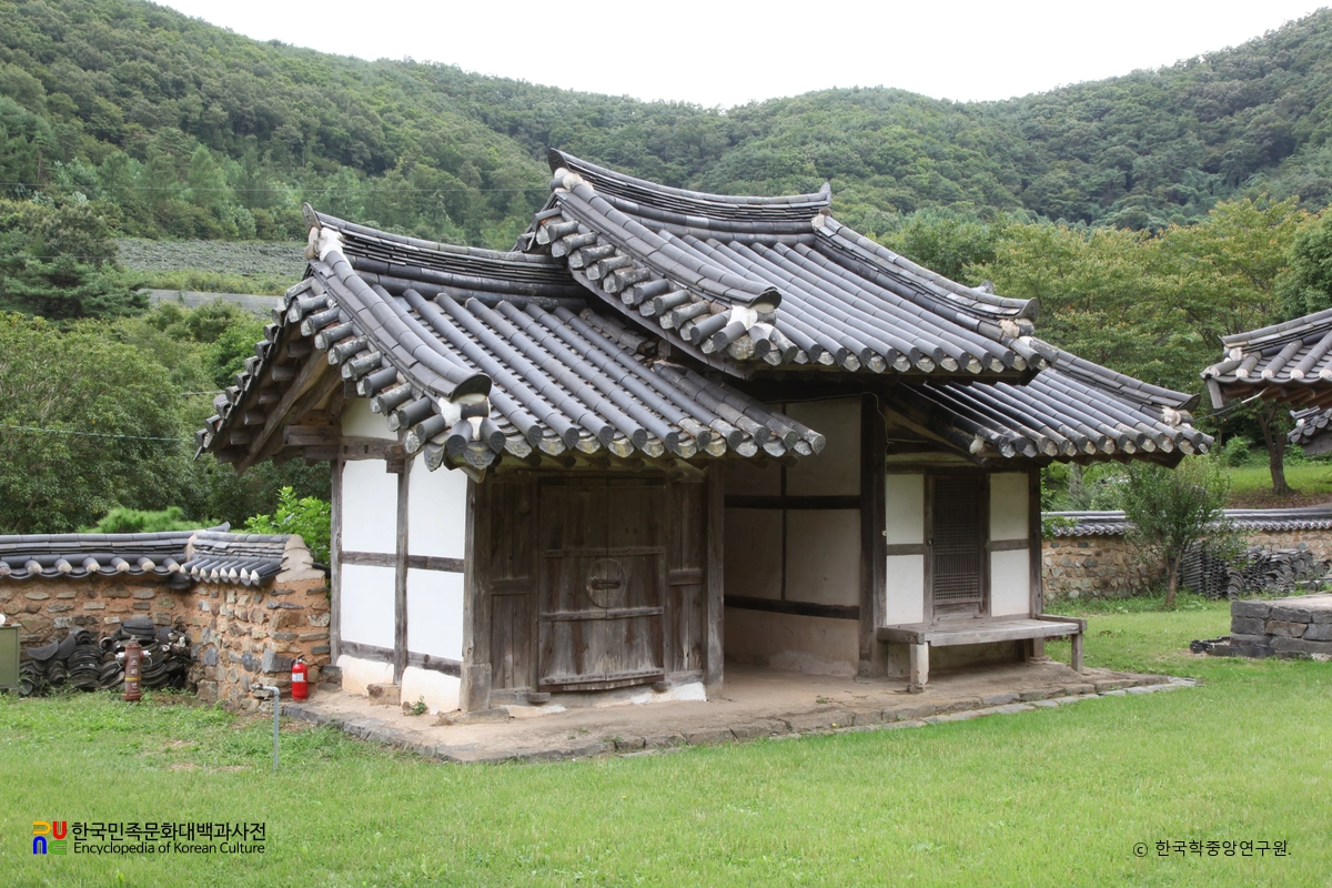 경남 고성 위계서원 중 외삼문 후측면